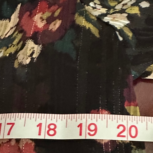 Maurices Women Long Sleeve Hi-Lo Black Gold Specks Red Floral Top Size M EUC - Picture 11 of 11
